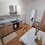 Retreat With Free Parking Appartamento Pola