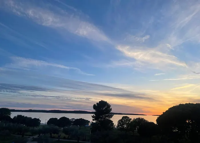 Retreat With Free Parking 아파트 *