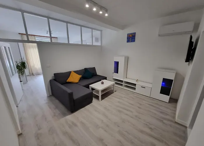 Retreat With Free Parking 아파트 풀라