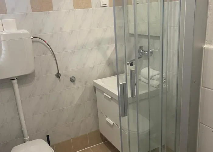 Retreat With Free Parking *