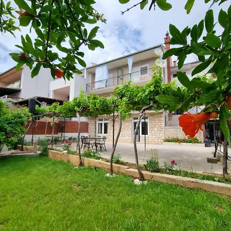 Retreat With Free Parking * Pula