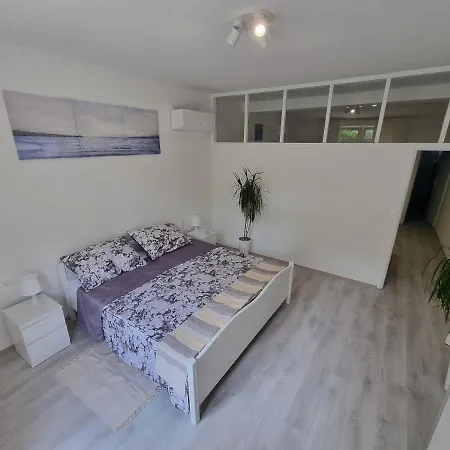 Retreat With Free Parking Apartament