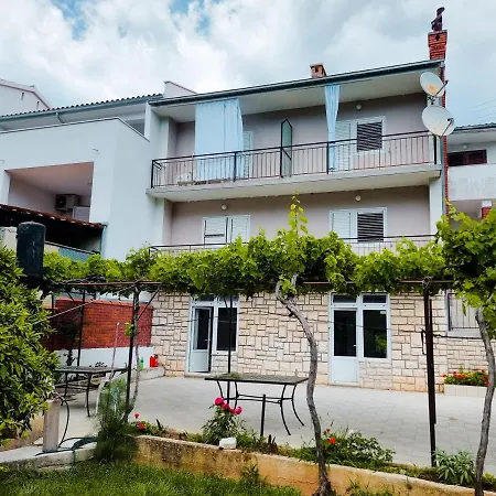 Retreat With Free Parking Apartament Pula