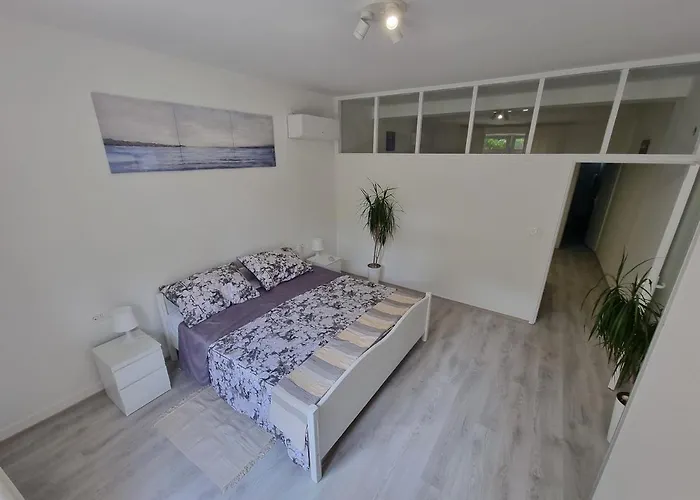 Retreat With Free Parking Daire